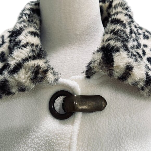 Le Moda White Cape Coat Faux Fur Leopard Collar Toggle Closure Cozy Chic Retro - Picture 7 of 9
